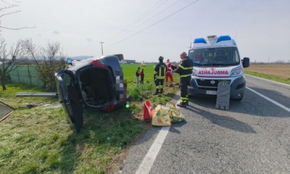 Finisce con l’auto contro il cancello e si ribalta LE FOTO