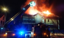 Incendio devasta tetto di una palazzina, LE FOTO