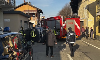 Auto si ribalta dopo lo scontro con un furgoncino LE FOTO