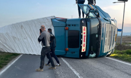 Camion ribaltato lungo la provinciale, strada chiusa