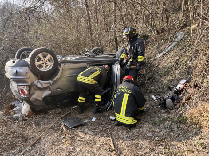 Precipita con l’auto nella scarpata, grave al CTO – LE FOTO