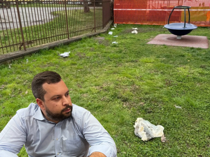 Sporco e degrado nel parco, il Comune pronto a multare i ragazzini