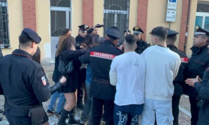 Rissa in piazza Dalla Chiesa tra un gruppo di un carro e alcuni ragazzi