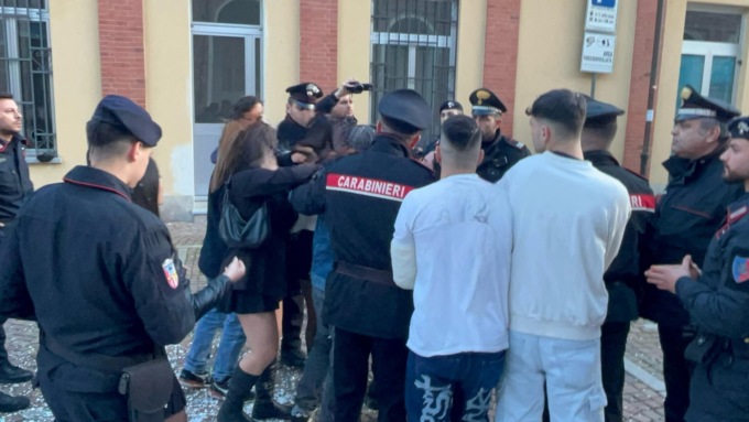 Rissa in piazza Dalla Chiesa tra un gruppo di un carro e alcuni ragazzi