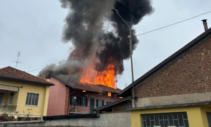 Incendio distrugge il tetto di una casa, famiglia evacuata