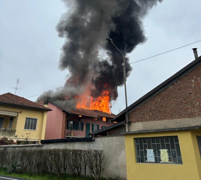 Incendio distrugge il tetto di una casa, famiglia evacuata