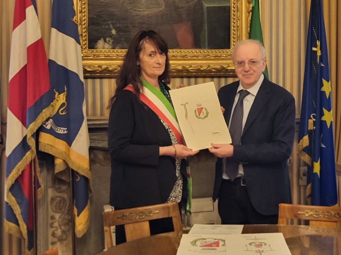 Consegna del nuovo stemma, gonfalone e bandiera