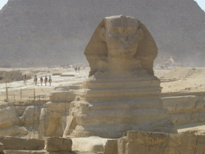 Una sfinge monumentale all’ingresso della città