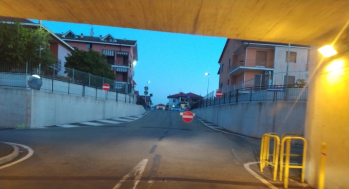 Vetture contromano e pedoni che attraversano pericolosamente