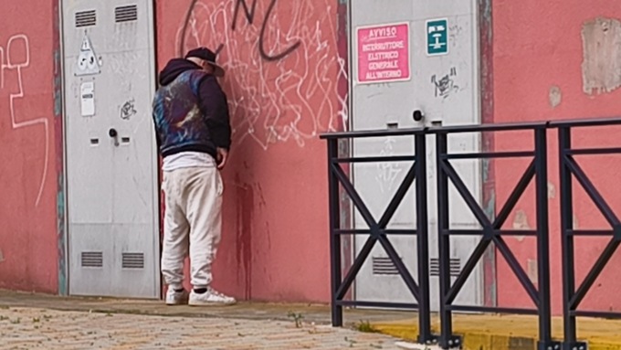 Ubriaco, semina il panico in biblioteca (e poi urina contro il muro)