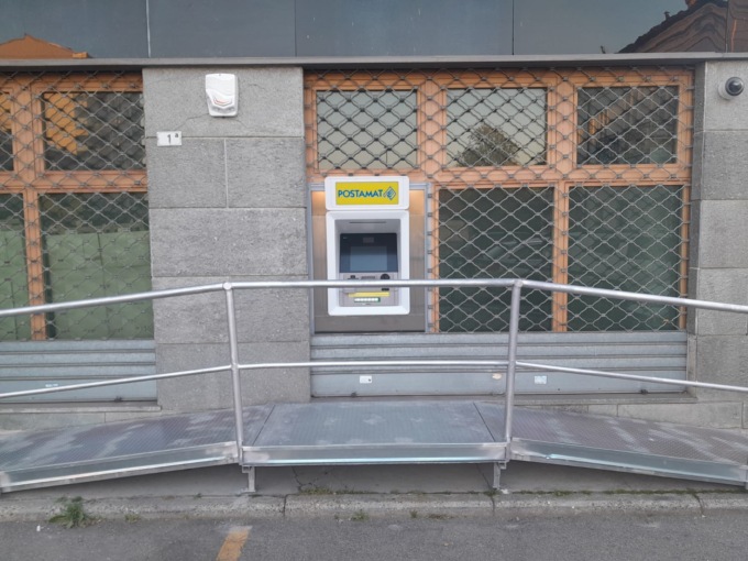Polis porta il Postamat in paese