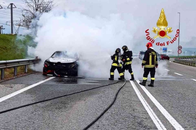Auto distrutta dalle fiamme sulla SS11