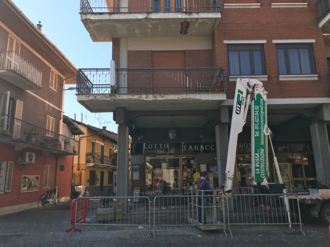 Piovono calcinacci, chiusa l’area del corso