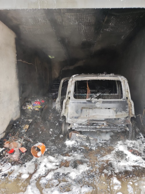 In fiamme quattro box auto LE FOTO