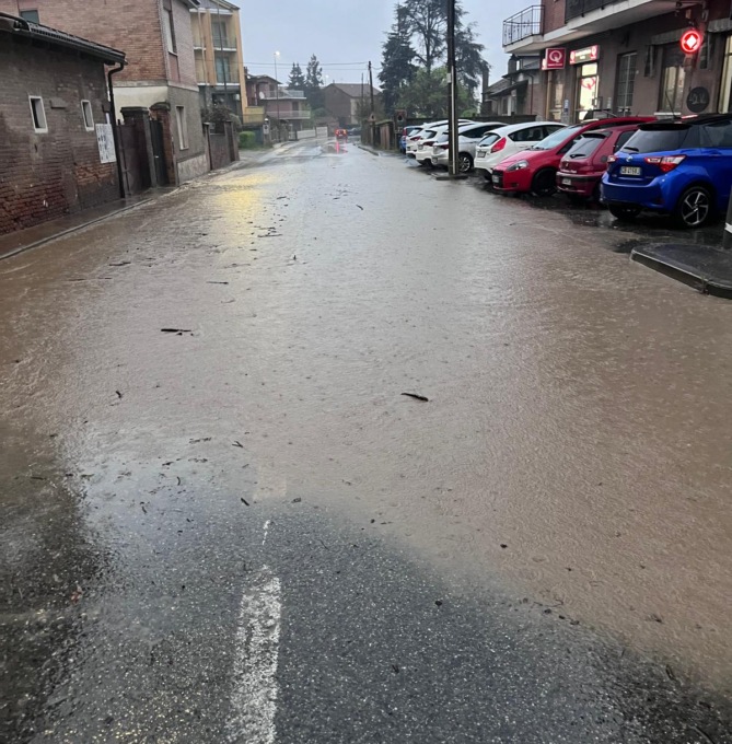Strade allagate con fango e acqua, paura in Collina IL VIDEO