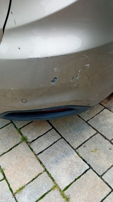 Tampona una macchina e fugge, caccia all’automobilista