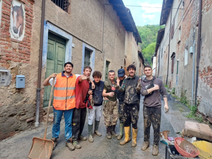 Alluvione, con pala e stivali ad aiutare Monteu da Po