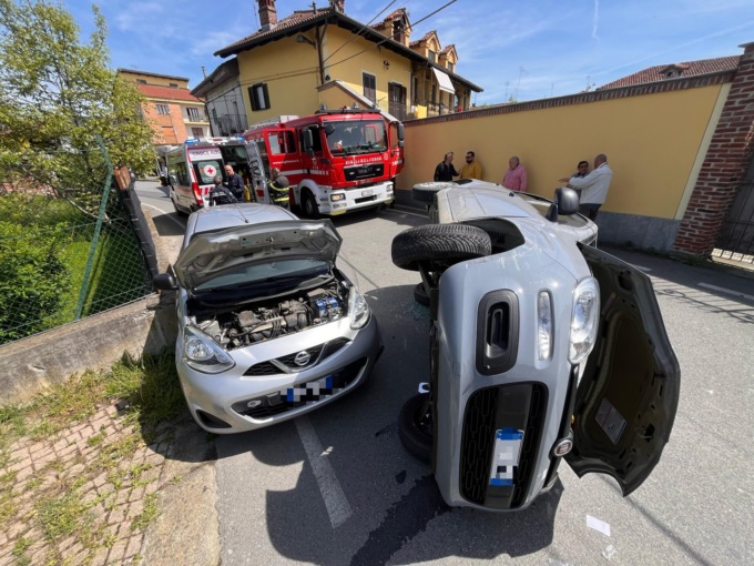 Perde il controllo dell’auto e si ribalta