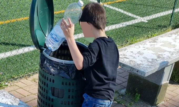 Lattine e cartacce nei parchetti, ripuliscono gli alunni