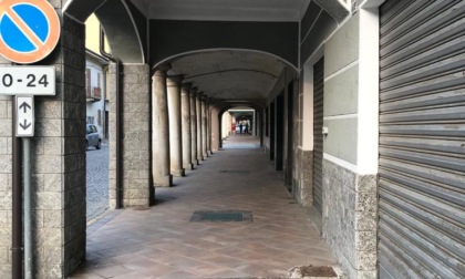 Ragazzina viaggia seminuda in strada