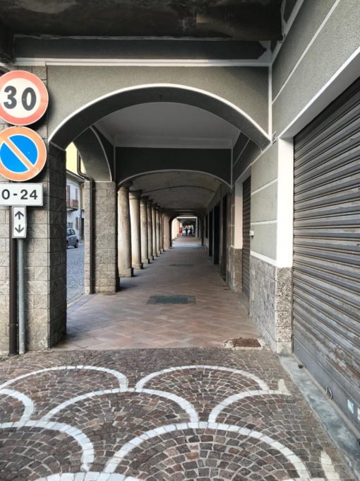 Ragazzina viaggia seminuda in strada