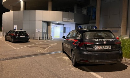 Accoltella al volto chi l’aveva sfregiata: 30enne in carcere per tentato omicidio