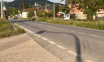 Trascinata da un'auto per cento metri