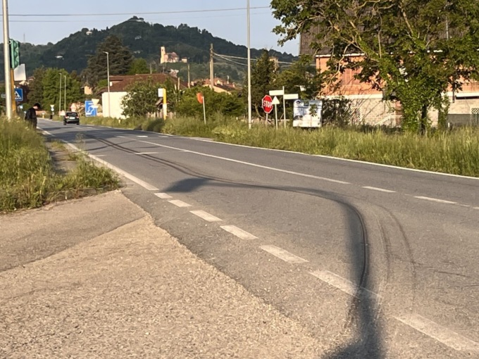 Trascinata da un’auto per cento metri