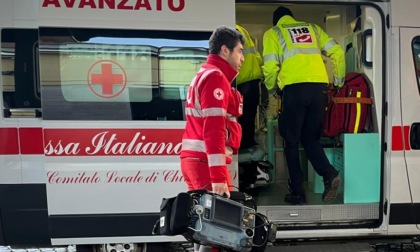 Distrugge l'auto in un incidente e poi si sdraia sui binari per farla finita