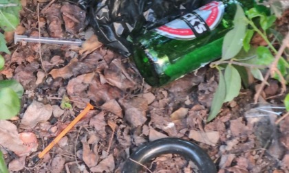 Siringhe abbandonate davanti alla stazione