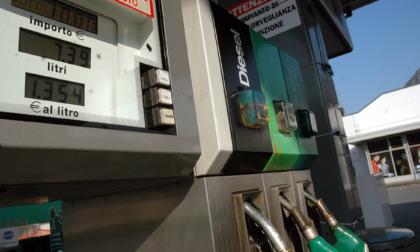 Scaricano diesel nella cisterna della benzina, danni alle vetture