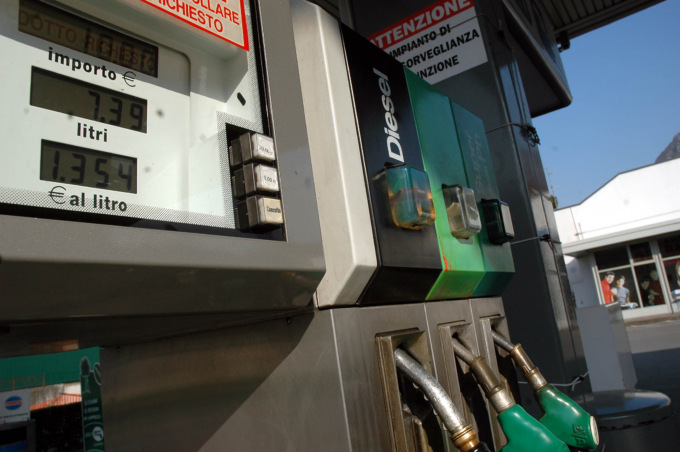 Scaricano diesel nella cisterna della benzina, danni alle vetture