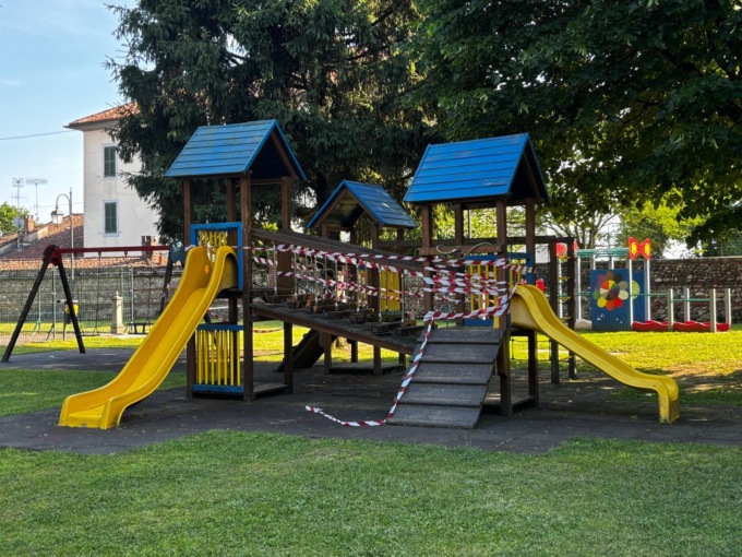 Vietato salire sul gioco del parco: i baby vandali lo hanno distrutto