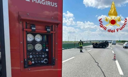 Auto si ribalta e poi prende fuoco: paura sull'A4