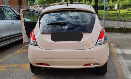 Rubano un'auto e la lasciano accesa nel posto per i disabili