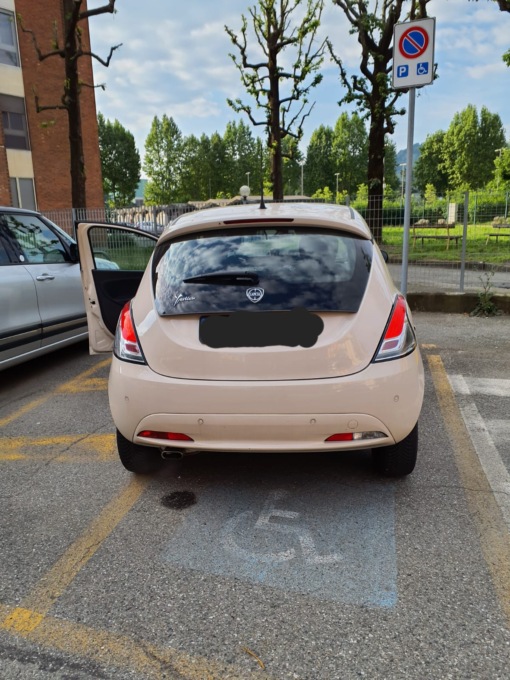 Rubano un’auto e la lasciano accesa nel posto per i disabili