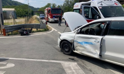 Moto sorpassa mentre l'auto svolta: grave una donna