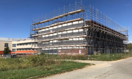 Riprendono i lavori alla scuola media  «Gozzano» ma i fondi  non arrivano