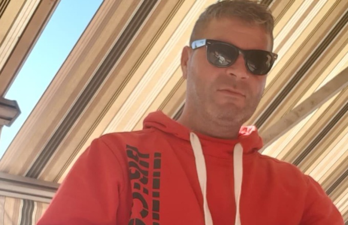 Cade dal balcone e muore: inutile la corsa in ospedale