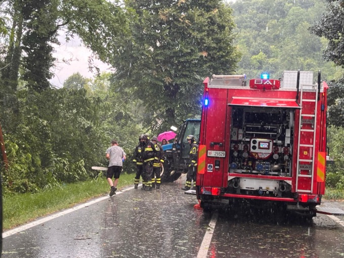Maltempo nel Chivassese, alberi caduti e lamiere pericolanti