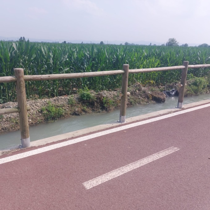 Rubata parte della staccionata della pista ciclabile