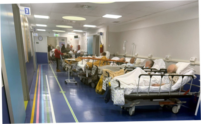 Pronto soccorso nel caos: ai pazienti niente cuscini ma «coperte arrotolate»