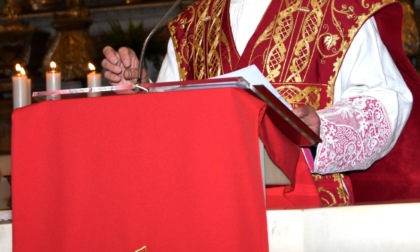Sacerdote adotta una donna e lei svuota i conti della parrocchia