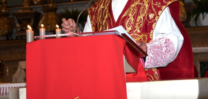 Sacerdote adotta una donna e lei svuota i conti della parrocchia