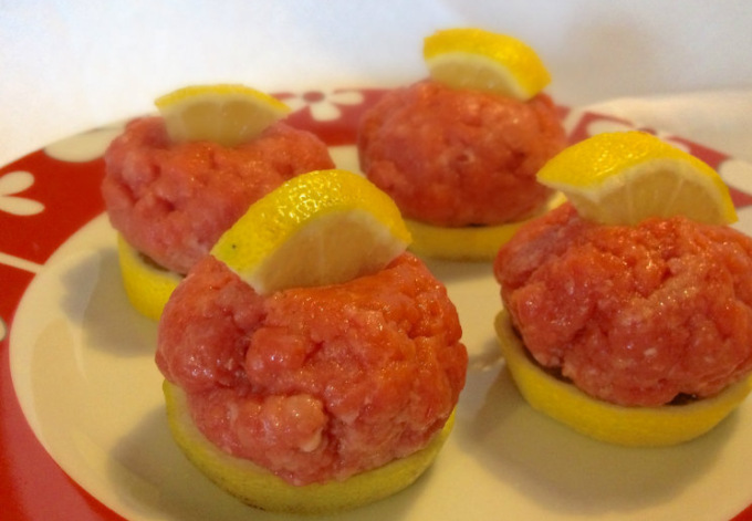 Ventotto intossicati alla cena di classe: nausea, vomito, febbre e dissenteria