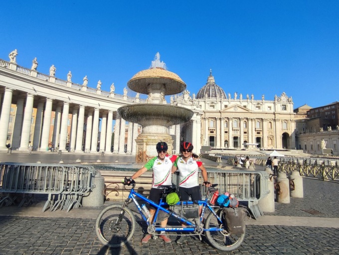 900 chilometri in tandem: pellegrinaggio da Chivasso a Roma