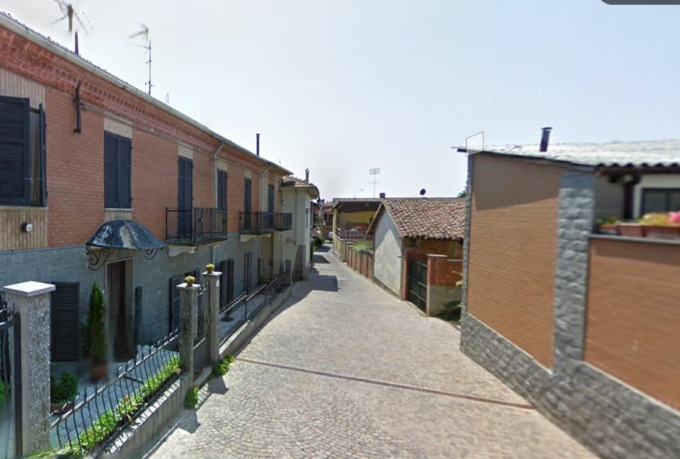 Caos in via San Giacomo: «Si renda a senso unico»