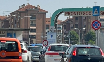 Parcheggio dell'ospedale al completo: auto in coda sulla rotonda