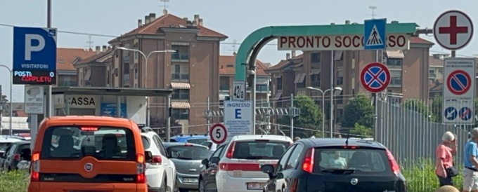 Parcheggio dell’ospedale al completo: auto in coda sulla rotonda
