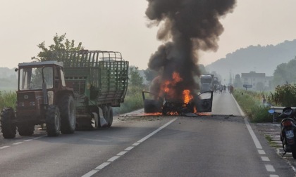 Auto va a fuoco dopo lo scontro con un trattore